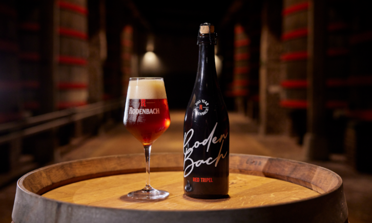 Rodenbach Red Tripel Rodenbach Red Tripel fles en glas op een houten vat